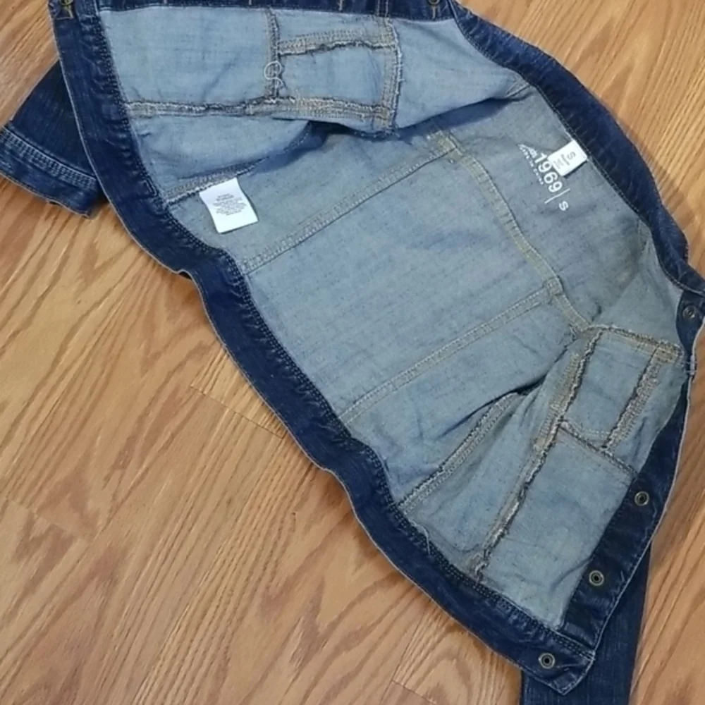 Gap 1969 jean jacket distressed small‎